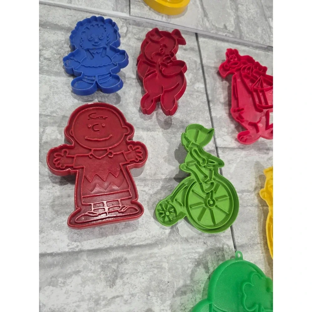 Vtg Mixed Lot Looney Tunes Sesame Street 14 Cookie Cutters Peanuts Baking Crafts